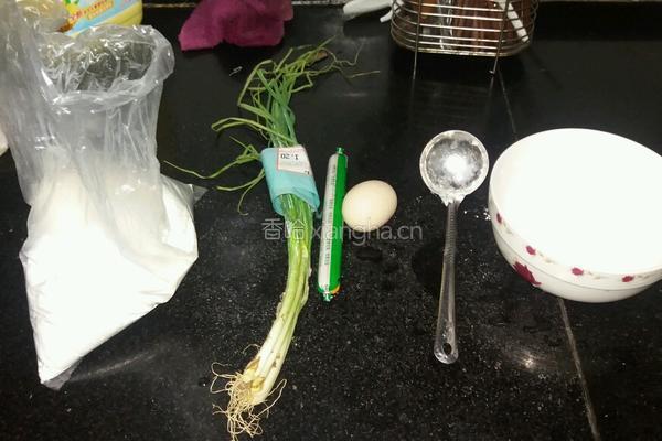 葱花火腿鸡蛋饼的做法图解1