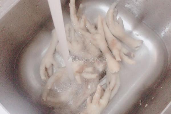 豉油鸡脚的做法图解1