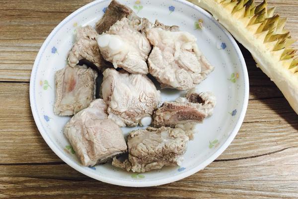 榴莲排骨汤的做法图解3