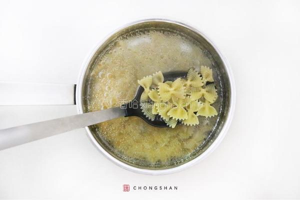 鸡扒蝴蝶粉的做法图解1