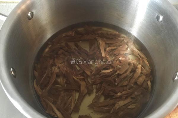 笋干木耳炒五花肉的做法图解3