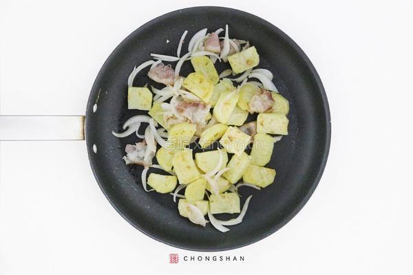 田园洋葱培根炒土豆的做法图解4
