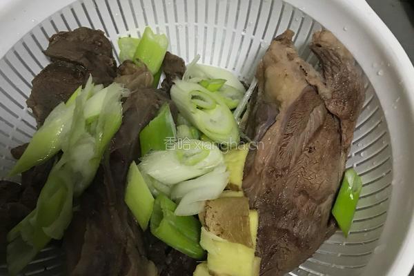 牛肉杂酱面的做法图解1
