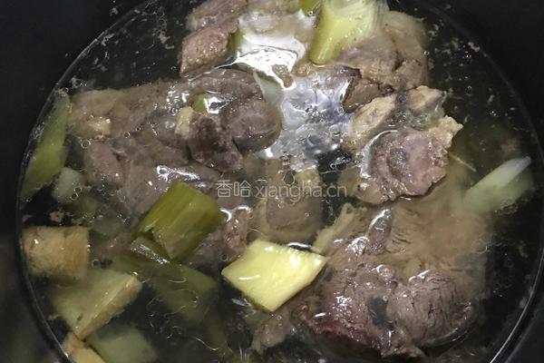 牛肉杂酱面的做法图解2