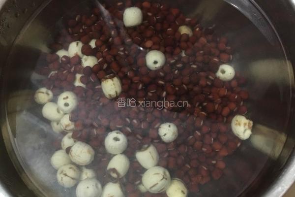 莲子红豆小米粥的做法图解1