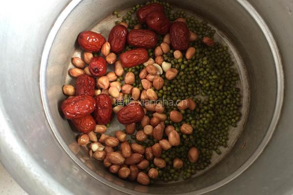 绿豆花生红枣甜汤的做法图解3