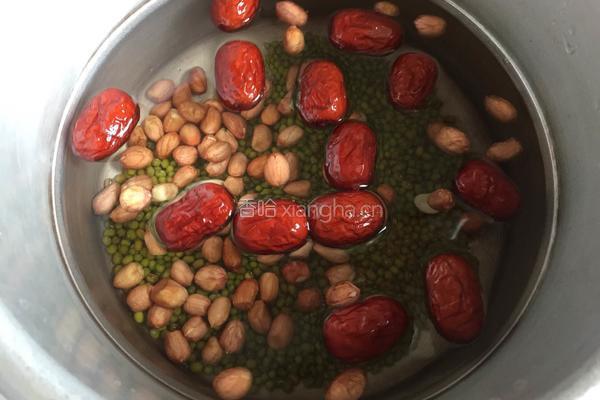 绿豆花生红枣甜汤的做法图解4