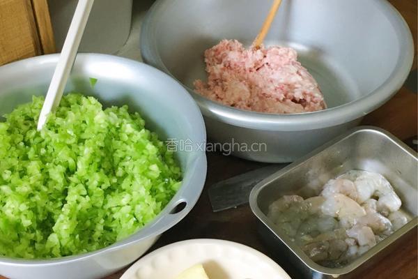 猪肉、海虾、青椒馅饺子的做法图解4