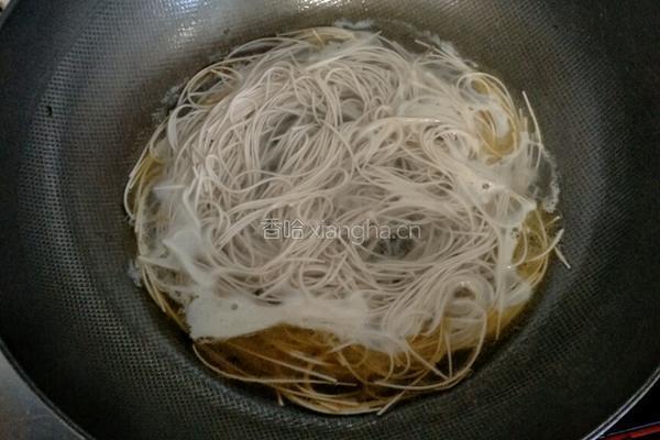 鸡蛋香肠面的做法图解7
