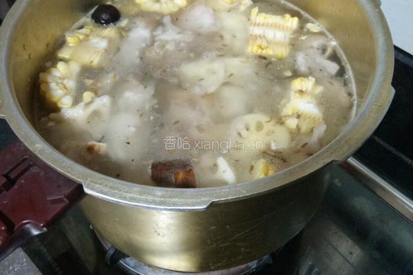 莲藕玉米猪脚汤的做法图解6