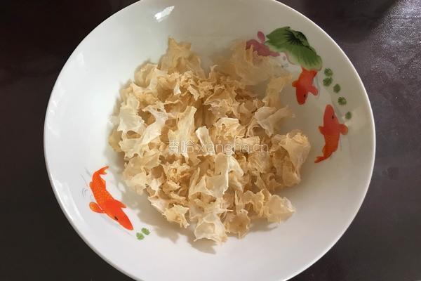 银耳莲子汤的做法图解1