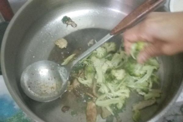 西兰花炒肉的做法图解4