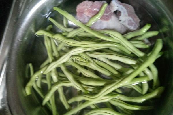 四季豆炒肉的做法图解1