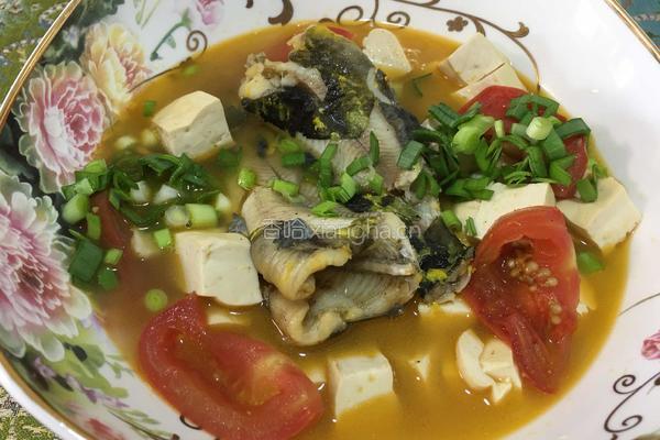 黄鱼西红柿豆腐汤。