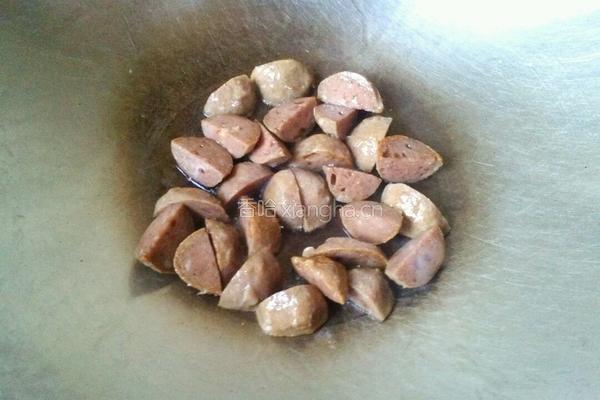 牛肉丸炒丝瓜的做法图解2