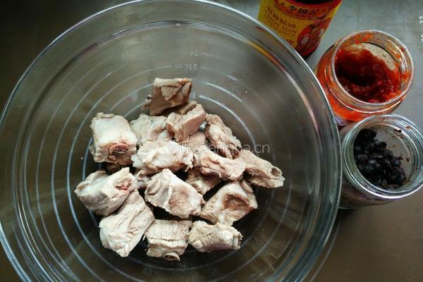 蒜蓉辣椒酱蒸排骨的做法图解2