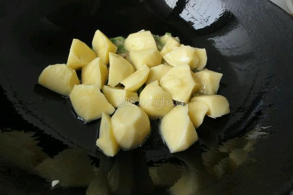 鸡肝炖土豆的做法图解4