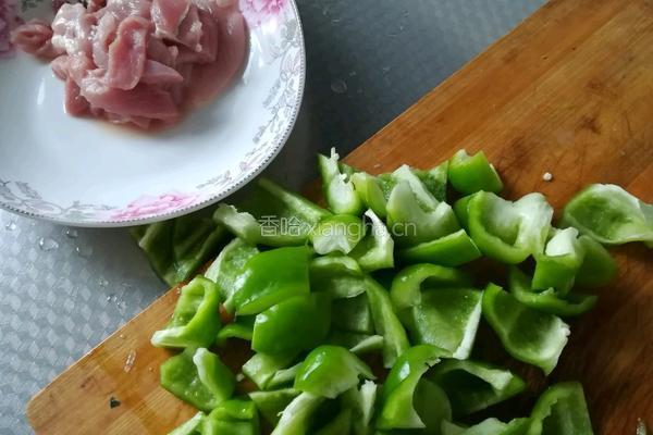 大辣椒炒肉的做法图解1