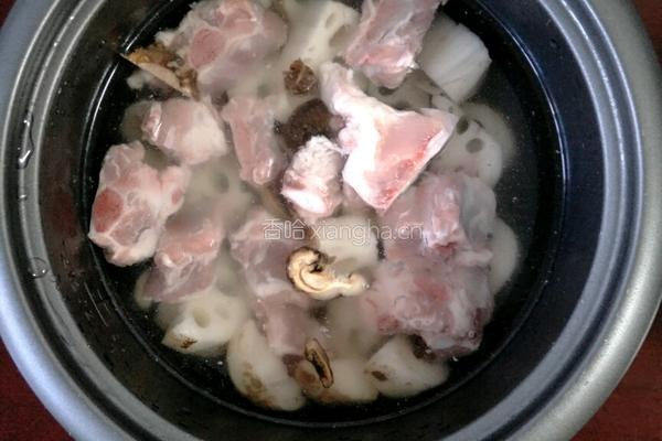 排骨炖藕汤的做法图解4