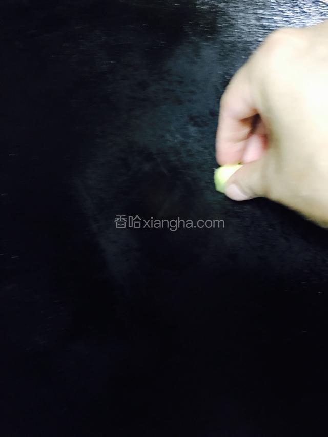 均匀涂抹在锅中