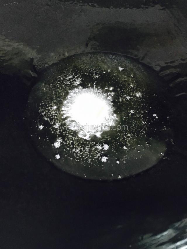 再添入油转中火烧热