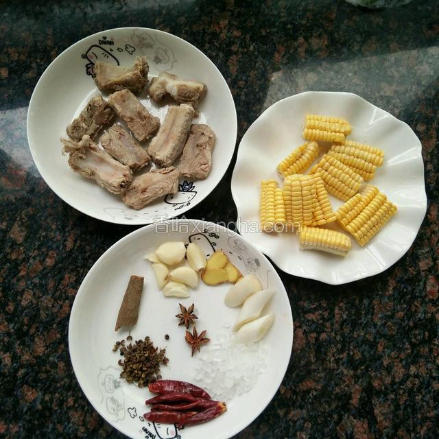 首先把食材都准备好！猪净排冷水下锅，煮开后变色捞出，用清水多冲洗几遍，洗去血水！玉米切三段，每一段再一分为四！