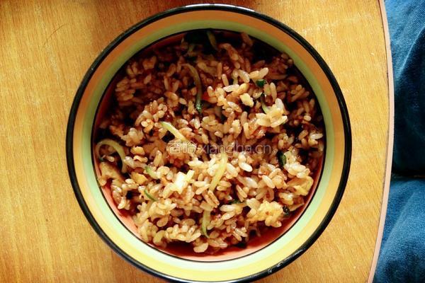 酱油炒饭的做法图解1