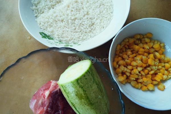 小瓜玉米瘦肉粥的做法图解1