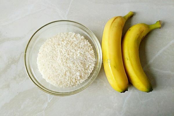 香蕉粥的做法图解1