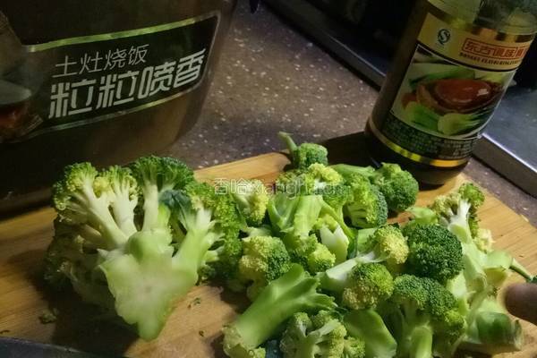 凉拌西蓝花的做法图解1