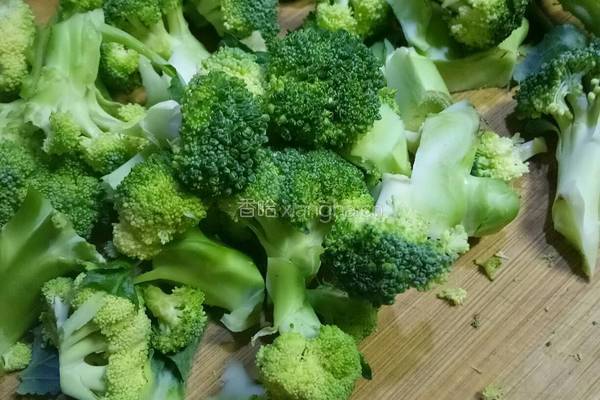 凉拌西蓝花的做法图解2