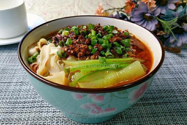 黄瓜肉酱面的做法图解1