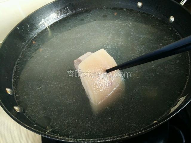 五花肉洗干净后加足量清水，撒入一小撮花椒，煮至筷子能轻松戳进肉皮。