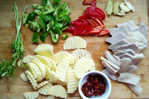 回锅土豆肉片的做法图解2