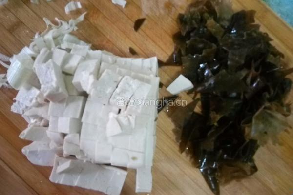 豆腐炖海带的做法图解1