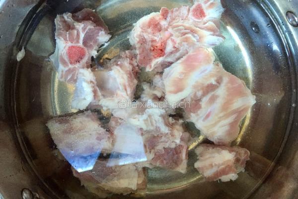 木耳炖排骨汤的做法图解2