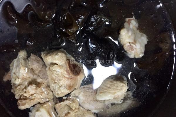 木耳炖排骨汤的做法图解4