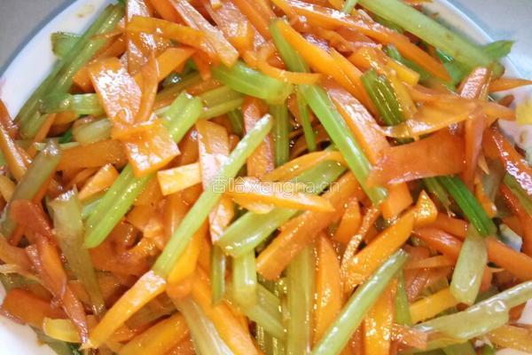 胡萝卜炒芹菜的做法图解6