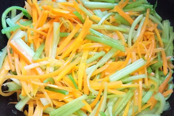 胡萝卜炒芹菜的做法图解4