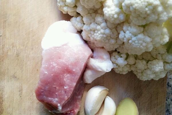 花菜炒肉的做法图解1