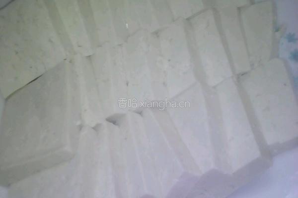 香菇酱蒸豆腐的做法图解1