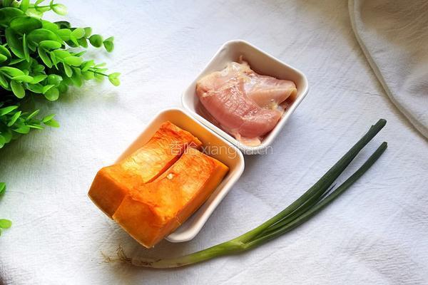 南瓜鸡肉浓汤的做法图解1