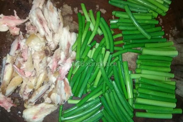 鸡腿肉炒蒜苔的做法图解3