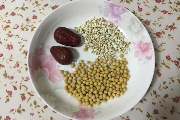 红枣薏米豆浆的做法图解1