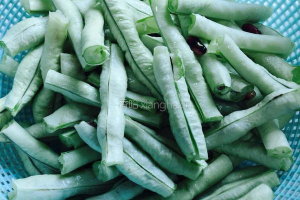 大粒香菇炒豆角的做法图解1