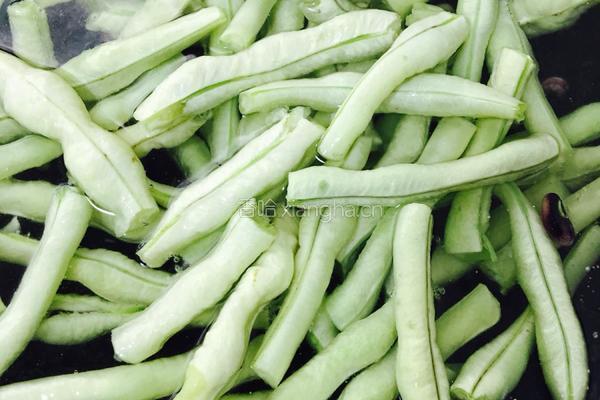 大粒香菇炒豆角的做法图解3