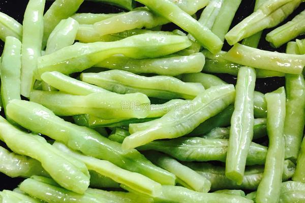 大粒香菇炒豆角的做法图解5