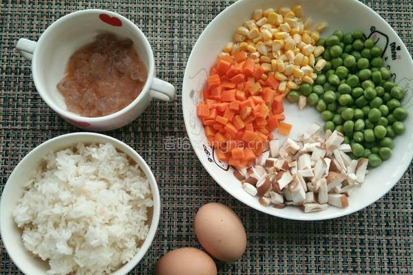 虾仁蛋包饭的做法图解1