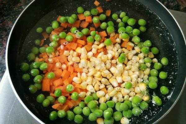 虾仁蛋包饭的做法图解3