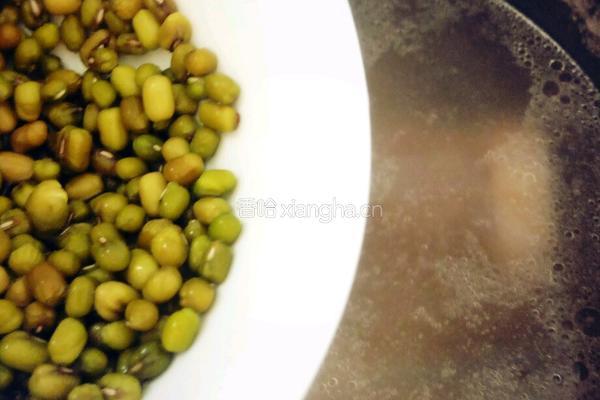 莲藕绿豆排骨汤的做法图解7